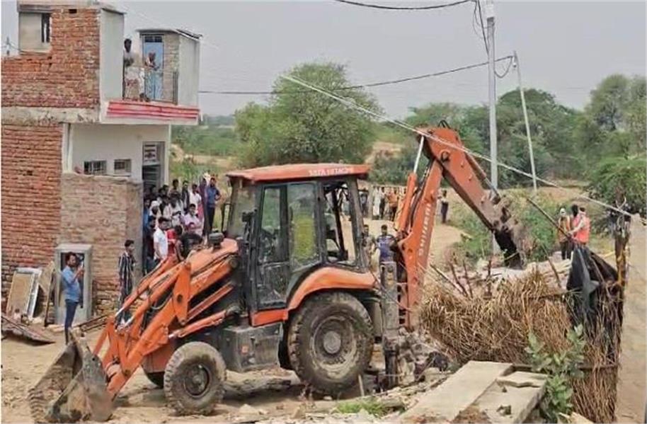 मुरैना में गोकशी करने वालों पर बड़ी कार्रवाई, प्रशासन ने मकानों पर चलाया बुलडोजर